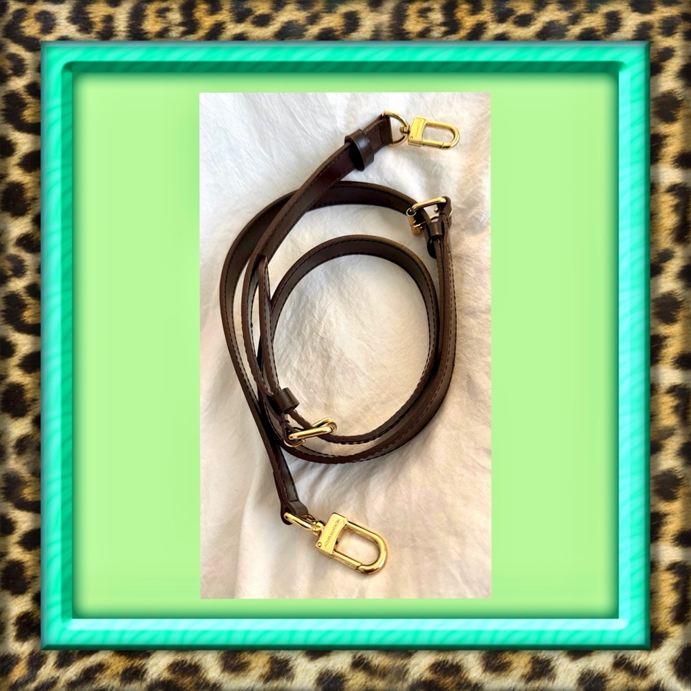 👑✅PRICE FIRM✅ Fashion Brown Leather Crossbody Strap with Gold Hardware.